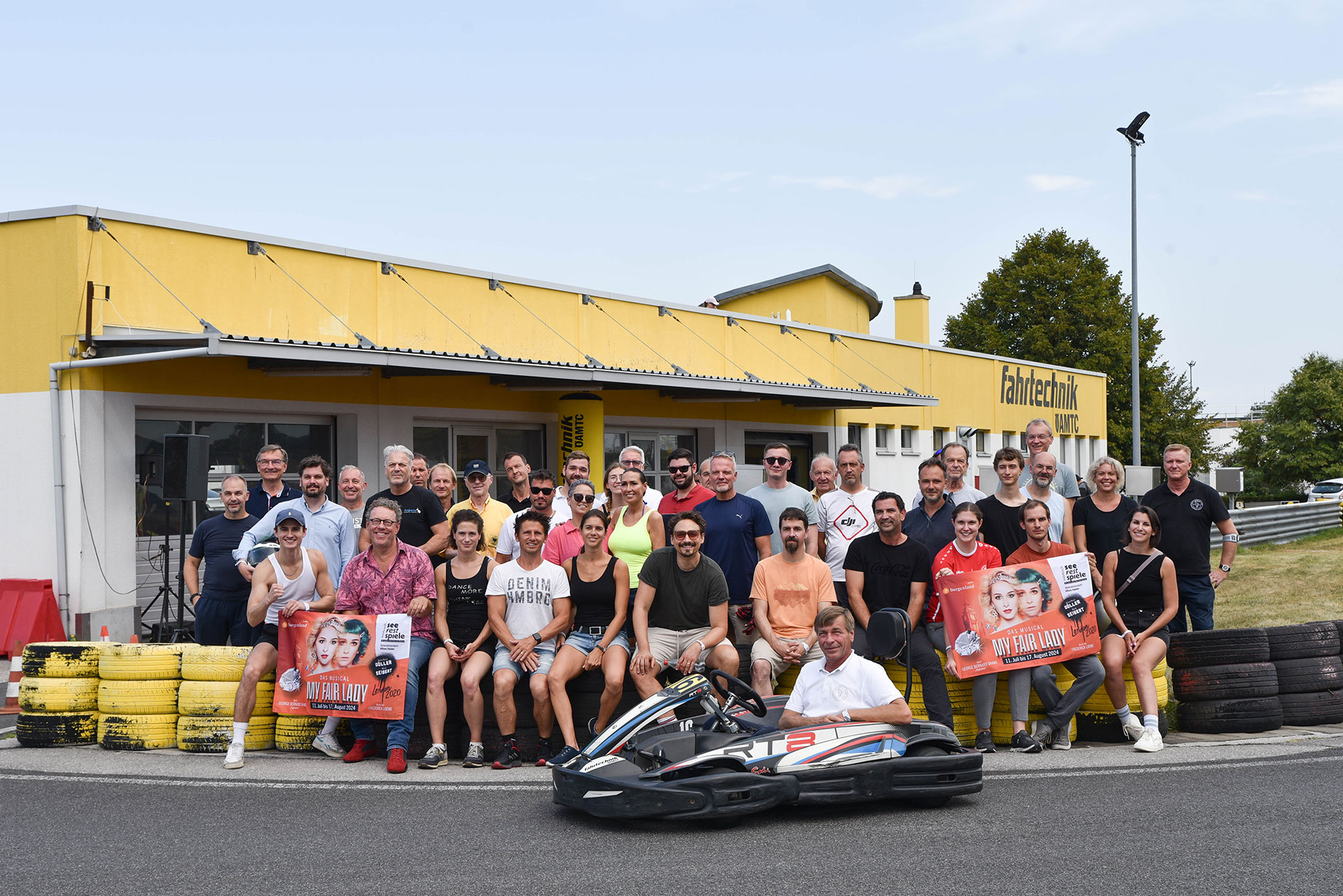 Kartevent der Seefestspiele Mörbisch, die Teilnehmerinnen und Teilnehmer vor dem ÖAMTC Fahrtechnikzentrum Teesdorf.