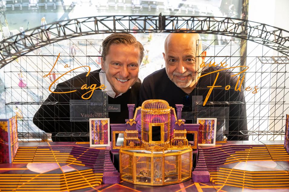 Andreas Gergen und Walter Vogelweider hinter dem Bühnenbildmodell von "Ein Käfig voller Narren".