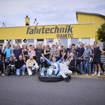 Das Team der Seefestspiele Mörbisch vor dem ÖAMTC Fahrtechnik Zentrum in Teesdorf um Alfons Haider in einem Kart.
