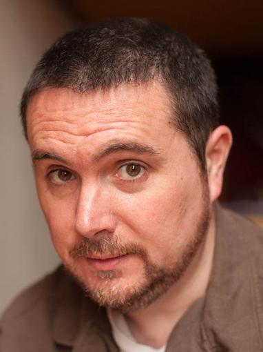 Andrew Voller mit braunem Hemd.