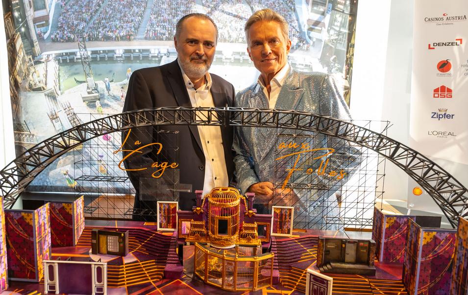 Hans Peter Doskozil und Alfons Haider hinter dem Bühnenbildmodell von "Ein Käfig voller Narren".