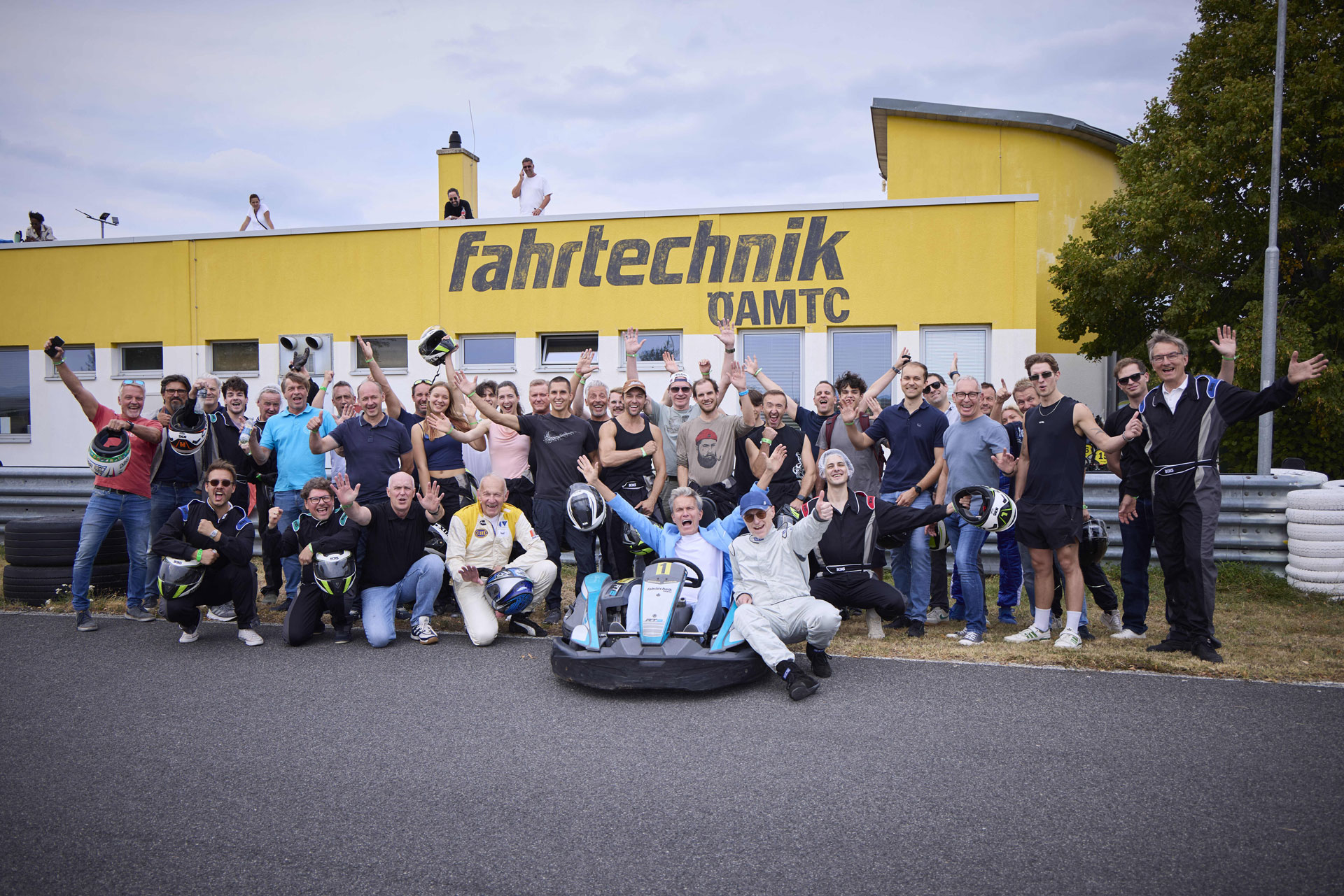 Das Team der Seefestspiele Mörbisch vor dem ÖAMTC Fahrtechnik Zentrum in Teesdorf um Alfons Haider in einem Kart.